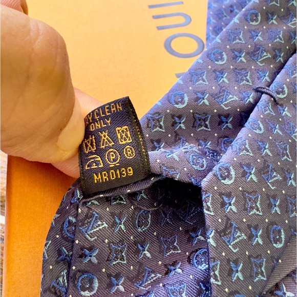 🔥LV HOLIDAY 25’🔥🆕💯LOUIS VUITTON LIMITED KNIGHT BLUE 3D-MONOGRAM MOTIF TIE🔥RARE✨ - Picture 8 of 17